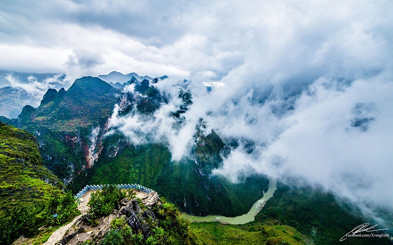 Nếu tới Hà Giang một lần thử được cầm lái chạy xe chênh vênh giữa một bên là núi đá cao ngút trời, một bên là vực sâu thăm thẳm và ngắm nhìn dòng sông Nho Quế uốn lượn như một dải sẽ khiến bạn trải qua những cung bậc cảm xúc tuyệt vời. Ảnh: FB.