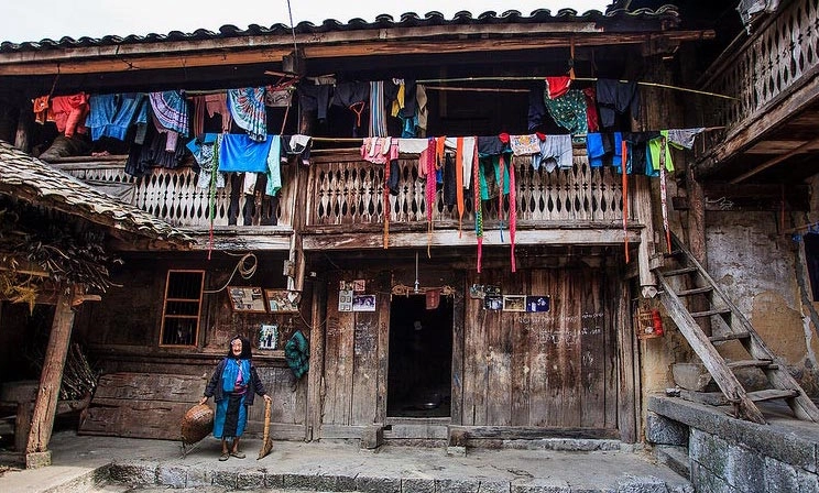 8. Nhà của Pao: Chính là ngôi nhà của ông Mua Súa Páo. Ngôi nhà vốn thuộc tầng lớp quý tộc xưa của đồng bào người Mông ở cực Bắc của Tổ quốc. Ngôi nhà trình tường vững chãi gồm hai tầng, có một gian chính, và được chia thành nhiều phòng khác nhau: phòng khách, phòng ở, nhà kho, bếp, và một chuồng dùng để nuôi gia súc, gia cầm. Ảnh: Hevt.