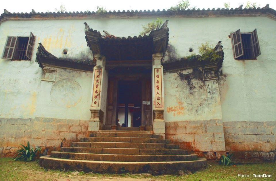 4. Dinh thự vua Mèo: Hay còn có tên gọi khác là dinh thự họ Vương, nằm trên đỉnh một quả đồi nhỏ thuộc xã Xà Phìn, huyện Đồng Văn, Hà Giang. Đây là một gia tộc giàu có nhất vùng thời trước. Dinh thự mang kiến trúc độc đáo, ảnh hưởng của ba nền kiến trúc: Trung Quốc, Pháp và của người dân tộc H'Mông. Khu dinh thự này được Nhà nước công nhận là Di tích quốc gia năm 1993. Ảnh: Tuandao.