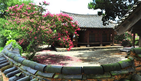 Làng Namsa Yedam: Khi đến làng Namsa Yedam, du khách có thể tham quan những căn nhà truyền thống Hanok. Nằm ở chân núi Jirisanm, ngôi làng nổi tiếng đến mức, khi nhắc đến Gyeongsangnam, Namsa Yedam sẽ hiện lên ngay trong tâm trí du khách. Ảnh: Sancheong.