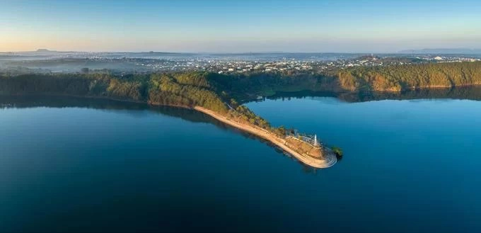 Nằm cách trung tâm Pleiku 7 km, Biển Hồ hay hồ T’Nưng được bao quanh bởi núi và những rừng thông. Đây là một trong những hồ đẹp nhất Tây Nguyên, gắn với câu hát “đôi mắt Pleiku Biển Hồ đầy”.  Một góc Biển Hồ nhìn từ trên cao nằm trong bộ ảnh “Phong cảnh, quê hương và con người Gia Lai” của nhiếp ảnh gia Phan Nguyên.