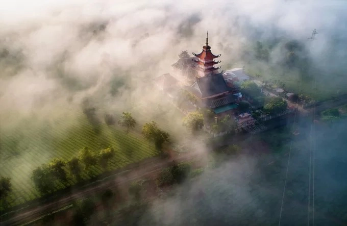 Chùa Bửu Minh trong sương sớm. Ngôi chùa nằm cạnh nương chè là điểm du lịch tâm linh nổi tiếng của Tây Nguyên. Con đường qua hàng thông - Biển Hồ chè, chùa Bửu Minh đến cánh đồng Ngô Sơn, núi lửa Chư Đăng Ya được xem là cung đường du lịch đẹp bậc nhất ở Gia Lai.