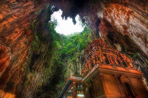 Các đền sâu bên trong các hang động ở Borneo, Indonesia.