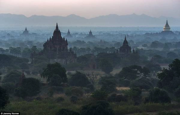 Những ngôi chùa Phật giáo - hay tháp bậc thang - có thể được nhìn thấy rải rác trong cảnh sương mù trên sông Irawaddy ở Bagan, một thành phố cổ ở Myanmar.