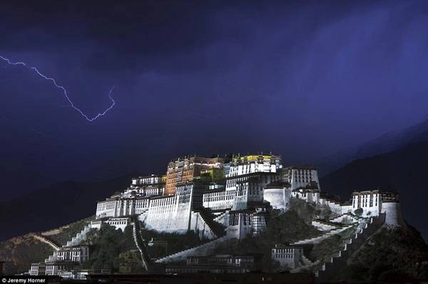 Tia sét lóe sáng trong cơn bão đầy ấn tượng ở cung điện Potala nằm ở thành phố Lhasa, thủ phủ của Tây Tạng. Cung điện từng là chốn tu hành của các vị Đạt Lai Lạt Ma tới đời thứ 14, tượng trưng cho Phật giáo Tây Tạng và đóng vai trò gìn giữ, truyền bá văn hóa truyền thống của Tây Tạng. 