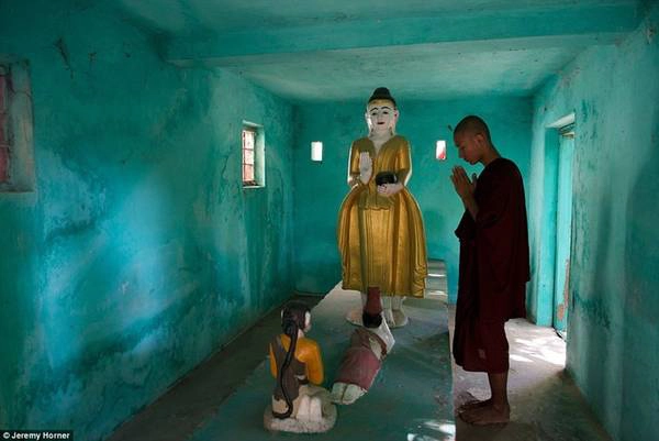 Một nhà sư cầu nguyện tại một trong hàng ngàn ngôi đền ở thành phố Amarapura, từng là Thủ đô của Myanmar. 