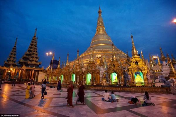 Chùa Shwedagon, hay còn được gọi Chùa Vàng là một trong những ngôi chùa linh thiêng và hoành tráng nhất ở Myanmar. Đỉnh ngọn tháp có hình vương miện, được đính với 5448 viên kim cương, 2317 viên ruby, sapphire và các loại đá quý khác, cùng 1065 chiếc chuông bằng vàng với âm thanh vang kỳ lạ. Trên lá cờ ở đỉnh tháp, có một viên kim cương nặng tới 76 carat.