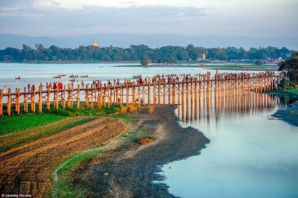 Cầu U Bein bắc qua hồ Taungthaman nằm ở ngoại ô Mandalay của Myanmar, dài 1,2 km là cây cầu gỗ tếch dài và lâu đời nhất thế giới, điểm đến thu hút của du khách khi hành hương đến Myanmar. 