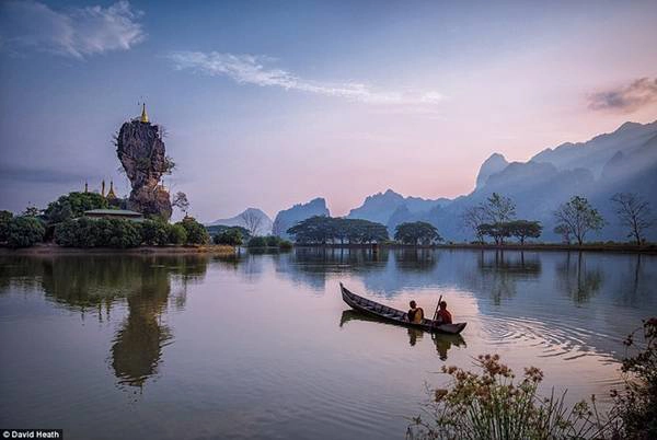 Nhiếp ảnh gia David Heath đã bị mê hoặc bởi hồ Kyauk Ka Lat tại Hpa-An, bang Kayin, ngắm nhìn những nhà sư đang chèo thuyền hướng về một ngôi chùa. Nhiếp ảnh gia David Heath đã bị mê hoặc bởi hồ Kyauk Ka Lat tại Hpa-An, bang Kayin, ngắm nhìn những nhà sư đang chèo thuyền hướng về một ngôi chùa.