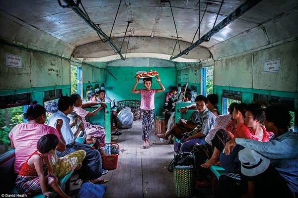 Một cô bé đang bán dưa hấu trên chuyến tàu di chuyển vòng quanh thành phố Yangon. Tất cả các chuyến tàu cũ này hiện đang dần được thay thế. Một cô bé đang bán dưa hấu trên chuyến tàu di chuyển vòng quanh thành phố Yangon. Tất cả các chuyến tàu cũ này hiện đang dần được thay thế.