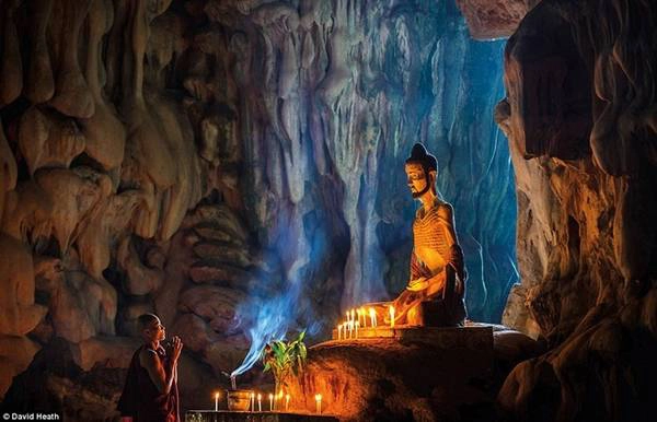 Nhà sư đang cầu nguyện bên bức tượng hoàng tử Siddhartha nổi tiếng trong giai đoạn khổ luyện của mình bên trong một hang động cổ 500 triệu năm. Nhà sư đang cầu nguyện bên bức tượng hoàng tử Siddhartha nổi tiếng trong giai đoạn khổ luyện của mình bên trong một hang động cổ 500 triệu năm.