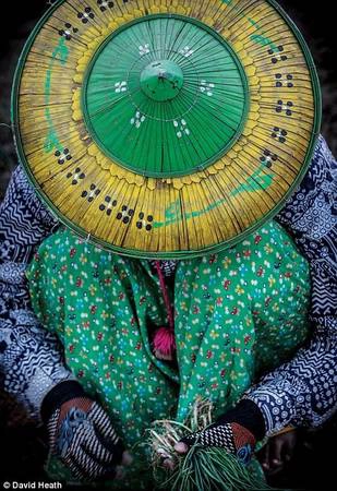 Trong hình là cảnh một người nông dân đang rửa hành trên sông Chindwin. Trong hình là cảnh một người nông dân đang rửa hành trên sông Chindwin.