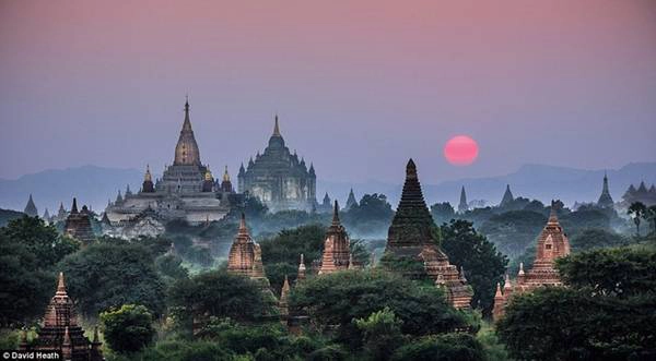 Bức ảnh này được chụp trên đỉnh một ngôi chùa trong lúc ánh hoàng hôn trải xuống những ngôi chùa Phật giáo Ananda và Thabanyu ở Bagan. Bức ảnh này được chụp trên đỉnh một ngôi chùa trong lúc ánh hoàng hôn trải xuống những ngôi chùa Phật giáo Ananda và Thabanyu ở Bagan.