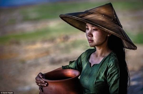 David cho biết lần đầu tiên anh tới Myanmar cách đây 6 năm, nơi đây còn nhiều bản làng cổ vẫn bị cách ly với phần còn lại của thế giới. David cho biết lần đầu tiên anh tới Myanmar cách đây 6 năm, nơi đây còn nhiều bản làng cổ vẫn bị cách ly với phần còn lại của thế giới.