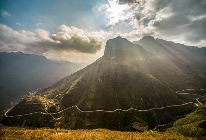 Đèo Mã Pì Lèng nằm ở độ cao 1.200 m, thuộc cao nguyên đá Đồng Văn, địa danh được UNESCO công nhận là công viên địa chất toàn cầu vào năm 2010. Nhìn từ xa, con đèo như một “sợi chỉ” vắt giữa lưng chừng đồi núi tạo nên khung cảnh hùng vĩ của cao nguyên núi đá.