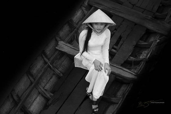 Một nữ sinh trung học đi xuồng đến trường ở Đồng bằng Sông Cửu Long. Một nữ sinh trung học đi xuồng đến trường ở Đồng bằng Sông Cửu Long.