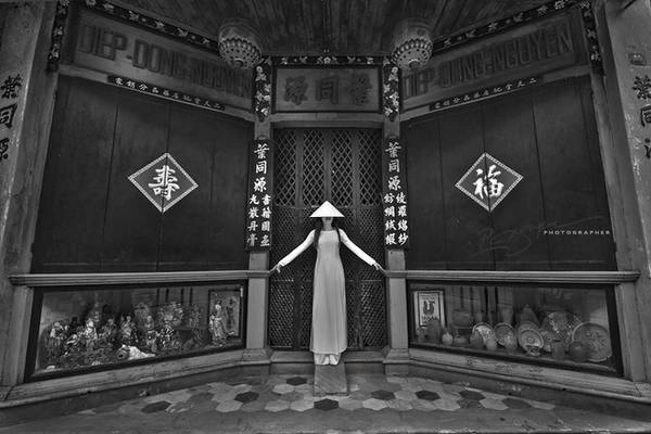 Tác phẩm mang tên: Quintessential (Tinh túy) thể hiện sự tinh tế trong kết hợp nét đẹp giữa áo dài truyền thống với kiến trúc cổ xưa ở Việt Nam. Tác phẩm mang tên: Quintessential (Tinh túy) thể hiện sự tinh tế trong kết hợp nét đẹp giữa áo dài truyền thống với kiến trúc cổ xưa ở Việt Nam.