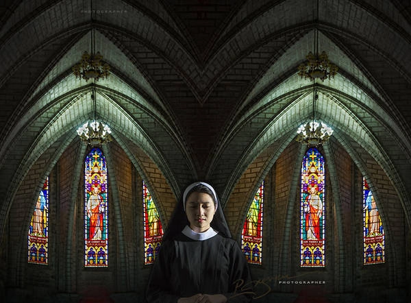 Tác phẩm: The Good Sister (tạm dịch: Người chị tốt bụng) được chụp tại Sài Gòn. Tác phẩm: The Good Sister (tạm dịch: Người chị tốt bụng) được chụp tại Sài Gòn.