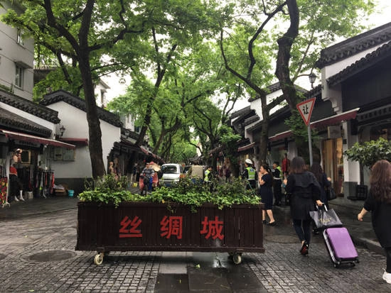 Phố mua sắm tơ lụa Hàng Châu.