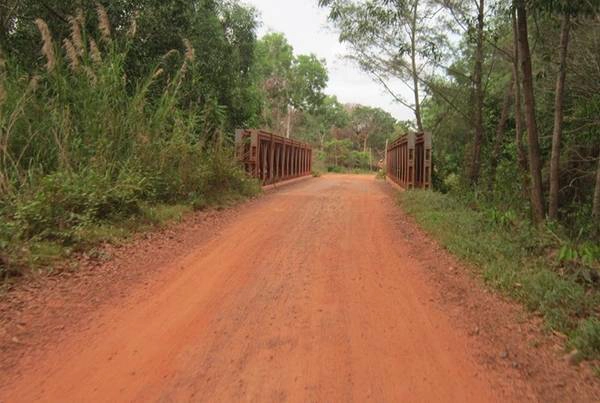 Những con đường đất đỏ cùng những chiếc cầu sắt là đặc trưng khi đi vào các con đường xuyên rừng Quốc gia Phú Quốc, nằm ở phía bắc đảo.