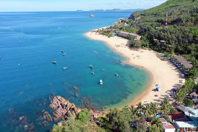 Các loại hình lưu trú ở đây đa dạng, từ bình dân với homestay đến resort cao cấp. Du khách có thể tắm biển và tìm hiểu cuộc sống của các ngư dân. Các loại hình lưu trú ở đây đa dạng, từ bình dân với homestay đến resort cao cấp. Du khách có thể tắm biển và tìm hiểu cuộc sống của các ngư dân.