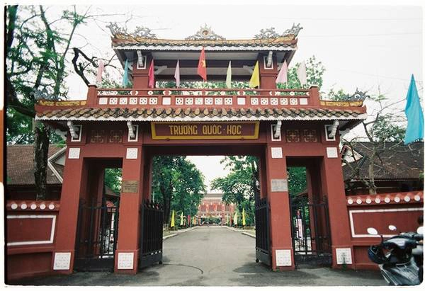 Quốc học Huế cũng là một địa điểm sẽ để lại trong lòng bạn nhiều ấn tượng. Tọa lạc bên dòng sông Hương thơ mộng, Quốc học Huế được xây dựng dưới thời vua Thành Thái (1896) với diện tích 4.237 m2. Đây là trường Pháp -Việt của toàn xứ Đông Dương và là trường trung học đệ nhất đầu tiên ở Huế. Thời kỳ đầu, trường chỉ là những dãy nhà tranh, vách đất vốn là trại lính thuỷ quân Hoàng gia triều Nguyễn được cải tạo lại. Bao bọc xung quanh trường, phía trước mặt là tường xây bằng gạch đỏ sậm. Quốc học Huế cũng là một địa điểm sẽ để lại trong lòng bạn nhiều ấn tượng. Tọa lạc bên dòng sông Hương thơ mộng, Quốc học Huế được xây dựng dưới thời vua Thành Thái (1896) với diện tích 4.237 m2. Đây là trường Pháp -Việt của toàn xứ Đông Dương và là trường trung học đệ nhất đầu tiên ở Huế. Thời kỳ đầu, trường chỉ là những dãy nhà tranh, vách đất vốn là trại lính thuỷ quân Hoàng gia triều Nguyễn được cải tạo lại. Bao bọc xung quanh trường, phía trước mặt là tường xây bằng gạch đỏ sậm.