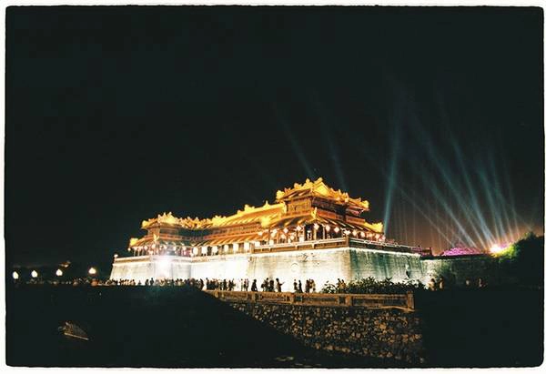Sẽ không gọi là tới Huế nếu bạn chưa ghé thăm Kinh thành Huế. Công trình cổ kính nằm ở bờ bắc sông Hương, được xây dựng theo phong cách của phương Tây kết hợp tài tình với kiến trúc thành quách phương Đông. Một lần đặt chân vào đây du khách không chỉ cảm nhận được sự bề thế mà còn cả nét tĩnh mặc, bình yên giúp bạn quên hết những lo toan trong cuộc sống thường nhật. Sẽ không gọi là tới Huế nếu bạn chưa ghé thăm Kinh thành Huế. Công trình cổ kính nằm ở bờ bắc sông Hương, được xây dựng theo phong cách của phương Tây kết hợp tài tình với kiến trúc thành quách phương Đông. Một lần đặt chân vào đây du khách không chỉ cảm nhận được sự bề thế mà còn cả nét tĩnh mặc, bình yên giúp bạn quên hết những lo toan trong cuộc sống thường nhật.