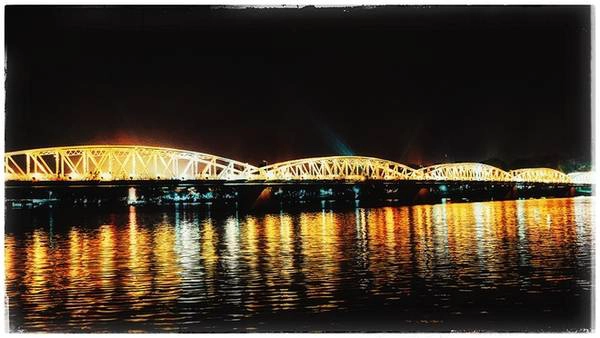Nhịp sống ở Huế về đêm cũng chậm rãi hệt như con người ở đây. Du khách chỉ cần chừng một giờ lang thang với vận tốc của xích lô thôi là đã thâu tóm đủ những địa danh. Cây cầu Tràng Tiền về đêm cũng là điểm đến hấp dẫn nhiều người. Tỏa sáng cả một vùng trời trên dòng sông Hương thơ mộng, cây cầu là biểu tượng nổi tiếng của thành phố cùng với hình ảnh chiếc nón bài thơ. Nhịp sống ở Huế về đêm cũng chậm rãi hệt như con người ở đây. Du khách chỉ cần chừng một giờ lang thang với vận tốc của xích lô thôi là đã thâu tóm đủ những địa danh. Cây cầu Tràng Tiền về đêm cũng là điểm đến hấp dẫn nhiều người. Tỏa sáng cả một vùng trời trên dòng sông Hương thơ mộng, cây cầu là biểu tượng nổi tiếng của thành phố cùng với hình ảnh chiếc nón bài thơ.
