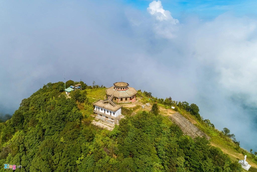 Hải Vọng đài nằm ở độ cao hơn 1.400 m, nơi cao nhất của đỉnh núi Bạch Mã. Để đến đây, du khách sẽ phải chinh phục đường mòn Hải Vọng Đài, một trong những chặng đường chinh phục đơn giản nhẹ nhàng nhất tại vườn quốc gia Bạch Mã.