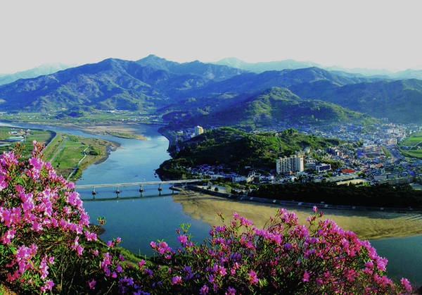Nằm ở cực Nam của Hàn Quốc, thành phố Hadong được mệnh danh là thành phố dưới chân "dãy Alps của xứ sở kim chi" bởi vẻ đẹp của nơi đây như bức tranh thủy mặc. Núi Jiri-san là ngọn núi nổi tiếng của thành phố được bao quanh bởi con sông Seomjing-gang thơ mộng.