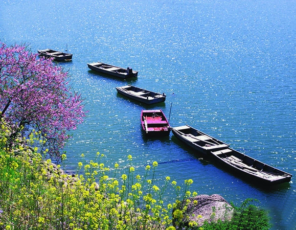 Một góc nhìn từ triền núi xuống dòng sông Seomjin-gang thơ mộng. Một góc nhìn từ triền núi xuống dòng sông Seomjin-gang thơ mộng.