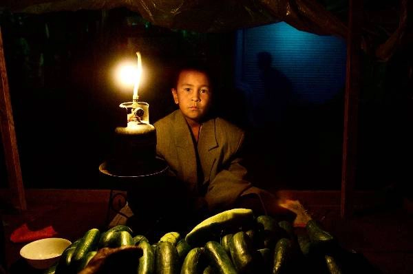 Một quầy hàng đêm ở Afghanistan