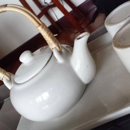 Bình trà được chuẩn bị sẵn trong phòng nghỉ của du khách Bình trà được chuẩn bị sẵn trong phòng nghỉ của du khách