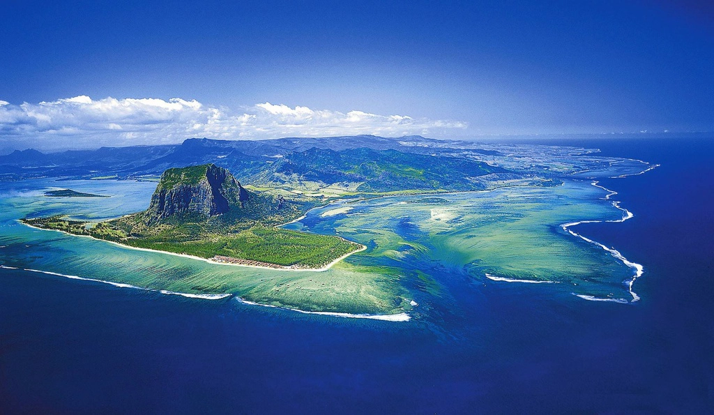 Mauritius là một quốc đảo ở Ấn Độ Dương, cách lục địa châu Phi khoảng 2.000 km. Đây là một điểm du lịch biển nổi tiếng thế giới, với nhiều cảnh quan ấn tượng, trong đó có "thác nước dưới biển" - một hiện tượng tự nhiên thú vị. Ảnh: International Travellers. 