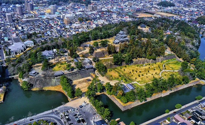 Matsue (Shimane, Nhật Bản) là lâu đài còn sót lại duy nhất ở khu vực Sanin trên bờ biển phía Tây Nhật Bản.  Đây còn được gọi là "lâu đài Chidori" bởi phần mái giống như con chim đang dang rộng cánh. Nằm ở địa thế trung tâm, tọa lạc trên đỉnh một quả đồi cao có thể bao quát bốn bề. Đây là một trong 12 lâu đài tại Nhật Bản vẫn giữ được kiến trúc cho dù chiến tranh, thời gian và thiên tai tàn phá.