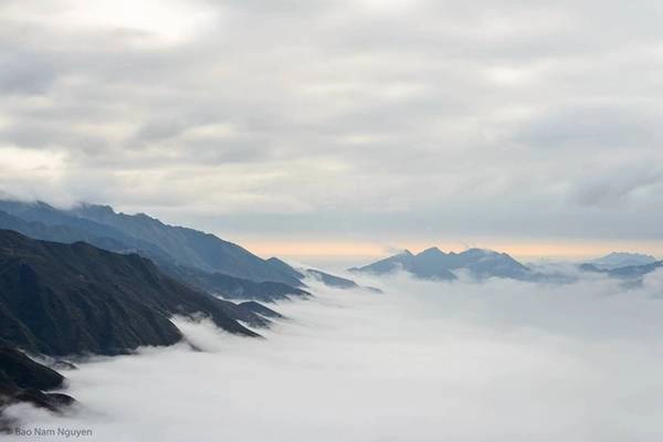 Từ thị trấn Bắc Yên lên xã Tà Xùa khoảng 15 km, quanh co sườn núi như đường lên tiên cảnh, thời tiết trở nên se lạnh, xa xa những dải mây cuồn cuộn như cánh sóng đánh ập vào vách núi, tạo nên một lòng chảo mây đẹp ngỡ ngàng.