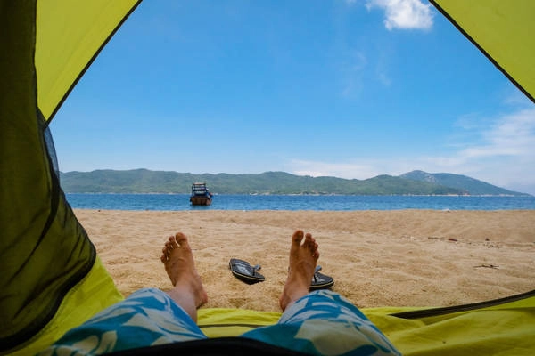 Bên phải của bãi biển có một hang đá với sức chứa 15 người. Đoàn mình tụ tập trong hang, nấu nướng hải sản và nghỉ ngơi vào buổi trưa. Anh Vắng còn chuẩn bị món mực tươi mới câu buổi sang phơi một nắng rất hấp dẫn. Bên phải của bãi biển có một hang đá với sức chứa 15 người. Đoàn mình tụ tập trong hang, nấu nướng hải sản và nghỉ ngơi vào buổi trưa. Anh Vắng còn chuẩn bị món mực tươi mới câu buổi sang phơi một nắng rất hấp dẫn.