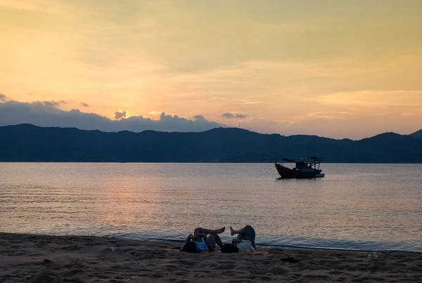 Tuy là đảo hoang, xung quanh Hòn Lớn là bè cá và các khu du lịch đang phát triển ngày càng rầm rộ. Đảo cũng chịu ảnh hưởng xấu từ rác thải sinh hoạt, rác du lịch trôi dạt vào bờ. Mọi người nên ý thức dọn dẹp rác khi vui chơi và xung quanh khu vực cắm trại. Anh chủ tàu khuyến khích chở các loại rác thải không đốt được về đất liền. Tuy là đảo hoang, xung quanh Hòn Lớn là bè cá và các khu du lịch đang phát triển ngày càng rầm rộ. Đảo cũng chịu ảnh hưởng xấu từ rác thải sinh hoạt, rác du lịch trôi dạt vào bờ. Mọi người nên ý thức dọn dẹp rác khi vui chơi và xung quanh khu vực cắm trại. Anh chủ tàu khuyến khích chở các loại rác thải không đốt được về đất liền.