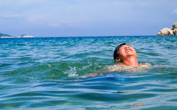 Trước khi kết thúc hành trình, mọi người được chở sang Hòn Giếng để đi lễ chùa và ăn sáng. Ở đây có các món ăn sáng bình dân, giá từ 10.000-25.000 đồng, đặc biệt có món bánh cuốn chấm nước mắm tép và ốc nhớt chấm nước mắm me rất hấp dẫn. Trước khi kết thúc hành trình, mọi người được chở sang Hòn Giếng để đi lễ chùa và ăn sáng. Ở đây có các món ăn sáng bình dân, giá từ 10.000-25.000 đồng, đặc biệt có món bánh cuốn chấm nước mắm tép và ốc nhớt chấm nước mắm me rất hấp dẫn.