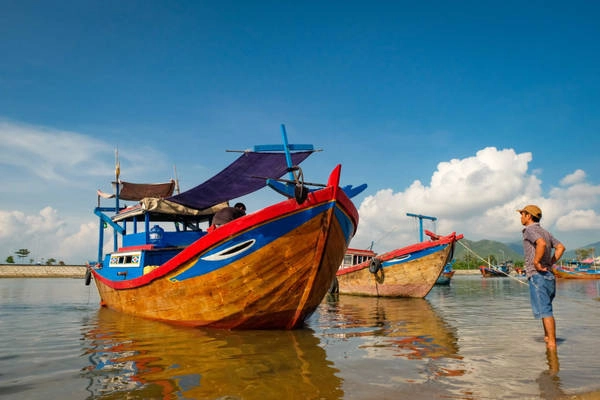 Tại đây chúng tôi gọi cho thuyền cá đặt trước của ngư dân. Vì đây là bến thuyền, tàu bè khá tấp nập. Đoàn của mình đi tàu của anh Vắng với giá 3 triệu đồng một chuyến, trọn gói đi hai ngày một đêm. Giá có thể thương lượng thêm 500.000 đồng nếu trên đường về các bạn muốn ghé đảo Điệp Sơn tham quan. Tại đây chúng tôi gọi cho thuyền cá đặt trước của ngư dân. Vì đây là bến thuyền, tàu bè khá tấp nập. Đoàn của mình đi tàu của anh Vắng với giá 3 triệu đồng một chuyến, trọn gói đi hai ngày một đêm. Giá có thể thương lượng thêm 500.000 đồng nếu trên đường về các bạn muốn ghé đảo Điệp Sơn tham quan.