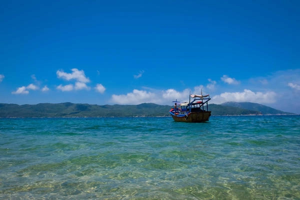 Mất gần 3 giờ để đi từ đất liền ra đảo, quãng đường đi thuộc vịnh Vân Phong tương đối lặng gió nên chuyến ra khơi khá êm đềm và dễ chịu. Tàu cá nhỏ nhưng có đủ dù che nắng. Mất gần 3 giờ để đi từ đất liền ra đảo, quãng đường đi thuộc vịnh Vân Phong tương đối lặng gió nên chuyến ra khơi khá êm đềm và dễ chịu. Tàu cá nhỏ nhưng có đủ dù che nắng.