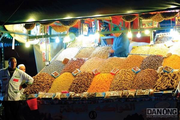  Gian hàng bán các loại trái cây khô và gia vị.