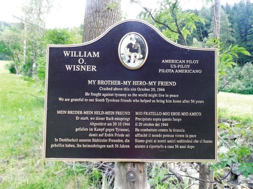 Bia đá đen tưởng niệm phi công Wisner