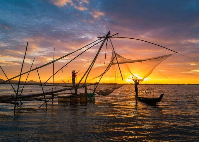 Mùa nước nổi cũng là mùa mưu sinh của người dân miền Tây, lúc này các đàn cá đồng, đặc biệt là cá linh non theo con nước đổ về, mang đến nguồn lợi thủy sản phong phú.