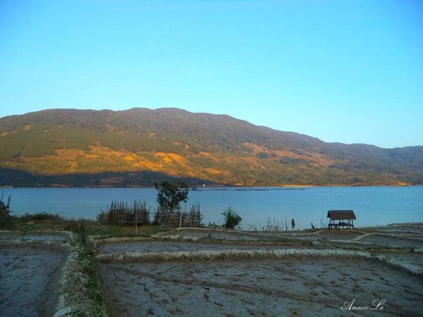 Chiều mang chút lãng đãng thu sang. Chiều mang chút lãng đãng thu sang.