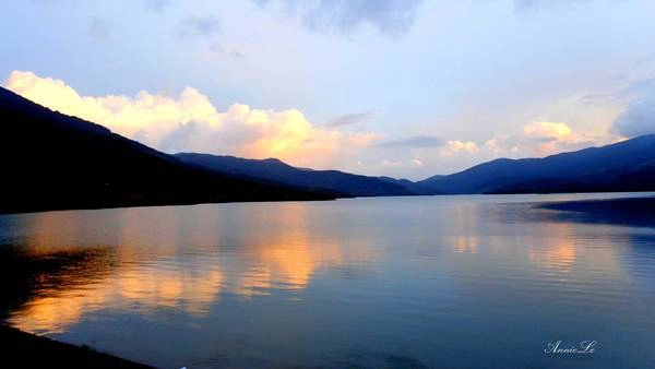 Đến Di Linh săn hoa vào thời điểm cuối năm, bạn nhớ đừng bỏ qua những hồ nước thơ mộng. Đến Di Linh săn hoa vào thời điểm cuối năm, bạn nhớ đừng bỏ qua những hồ nước thơ mộng.