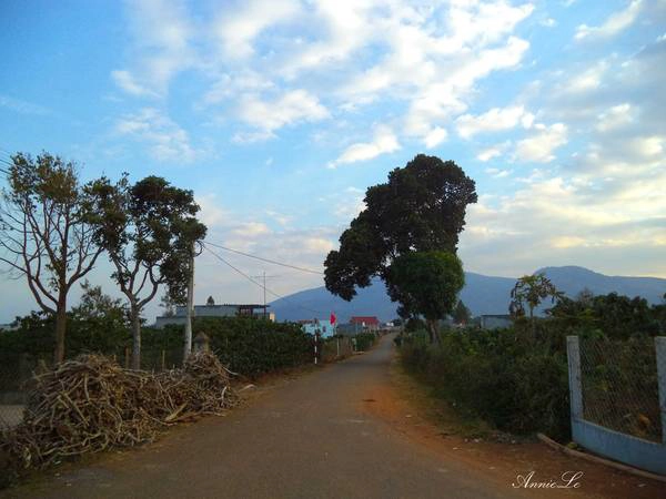 Những con đường dù đi về phía nào cũng hướng về với núi. Những con đường dù đi về phía nào cũng hướng về với núi.