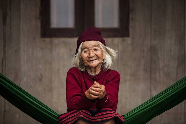 Dành phần lớn thời gian trong hơn 9 năm qua để rong ruổi trên khắp nẻo đường Việt Nam, nhiếp ảnh gia Réhahn đã ghi lại được những khoảnh khắc bình dị trong cuộc sống của người phụ nữ Việt. Dành phần lớn thời gian trong hơn 9 năm qua để rong ruổi trên khắp nẻo đường Việt Nam, nhiếp ảnh gia Réhahn đã ghi lại được những khoảnh khắc bình dị trong cuộc sống của người phụ nữ Việt.