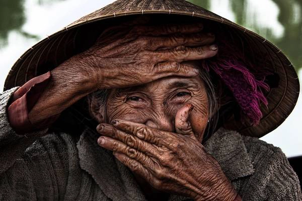 Một trong những bức ảnh chân dung nổi tiếng nhất của anh là cụ Bùi Thị Xong - người chèo thuyền ở Hội An với nụ cười giấu sau bàn tay. Réhahn từng chia sẻ anh yêu thích bức ảnh này đến mức coi nhân vật của mình là "cụ bà đẹp nhất thế giới" Một trong những bức ảnh chân dung nổi tiếng nhất của anh là cụ Bùi Thị Xong - người chèo thuyền ở Hội An với nụ cười giấu sau bàn tay. Réhahn từng chia sẻ anh yêu thích bức ảnh này đến mức coi nhân vật của mình là "cụ bà đẹp nhất thế giới"