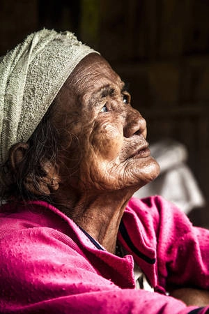 Phối hợp cùng Phòng Văn hóa Thông tin thành phố Hội An, 40 bức ảnh mang chủ đề "Phụ nữ Việt Nam" của nhiếp ảnh gia Réhahn sẽ được trưng bày tại đường Nguyễn Phúc Chu vào dịp lễ Vu Lan, từ ngày 20/7 đến 20/8. Trên hình là phụ nữ Hrê ở Ba Tơ, Quảng Ngãi. Phối hợp cùng Phòng Văn hóa Thông tin thành phố Hội An, 40 bức ảnh mang chủ đề "Phụ nữ Việt Nam" của nhiếp ảnh gia Réhahn sẽ được trưng bày tại đường Nguyễn Phúc Chu vào dịp lễ Vu Lan, từ ngày 20/7 đến 20/8. Trên hình là phụ nữ Hrê ở Ba Tơ, Quảng Ngãi.